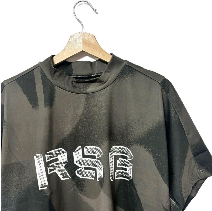 RSGロゴ スプレー ショートスリーブ モックネック